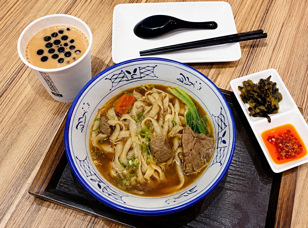 牛肉麵竟然送小菜，還有珍奶喝到飽，牛肉還超軟嫩又好吃！ @趙先生吃飯