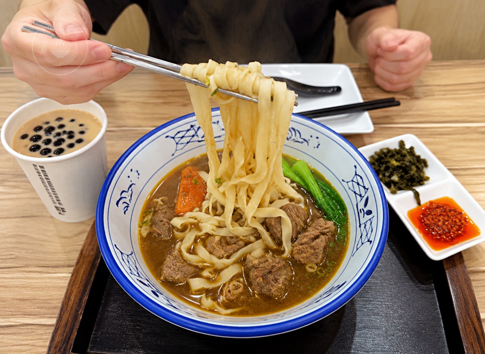 牛肉麵竟然送小菜，還有珍奶喝到飽，牛肉還超軟嫩又好吃！ @趙先生吃飯
