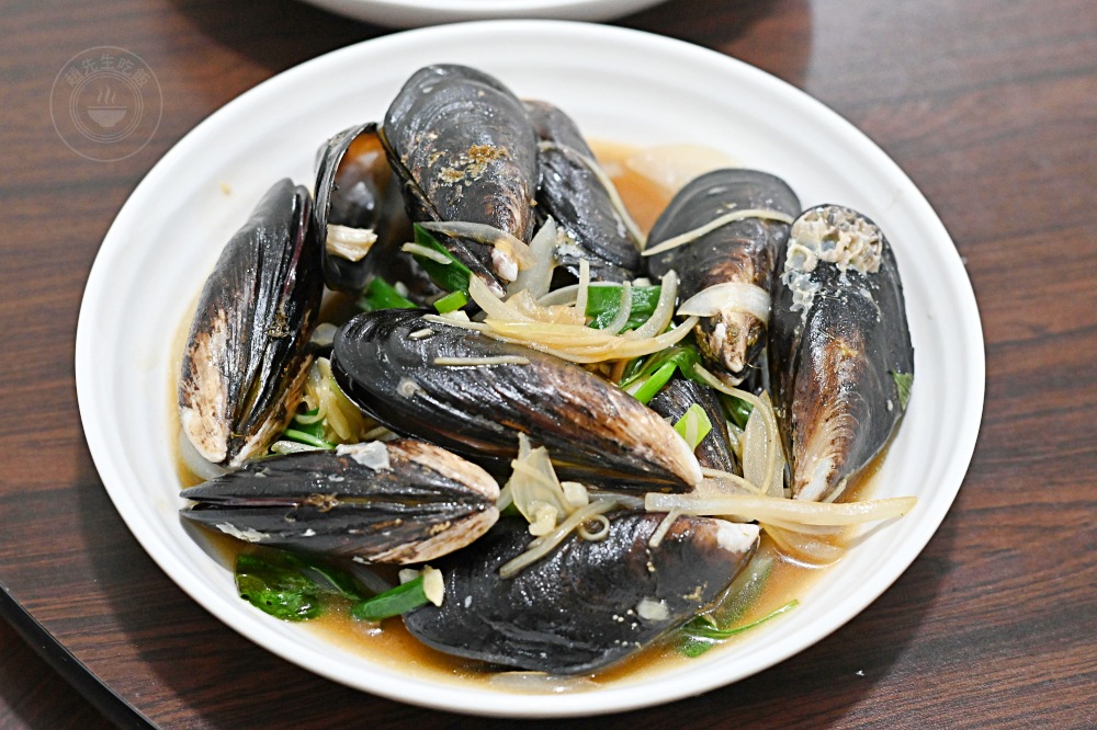 超便宜又好吃的海產店，大家族包好幾台遊覽車來，小卷米粉還打包！ @趙先生吃飯
