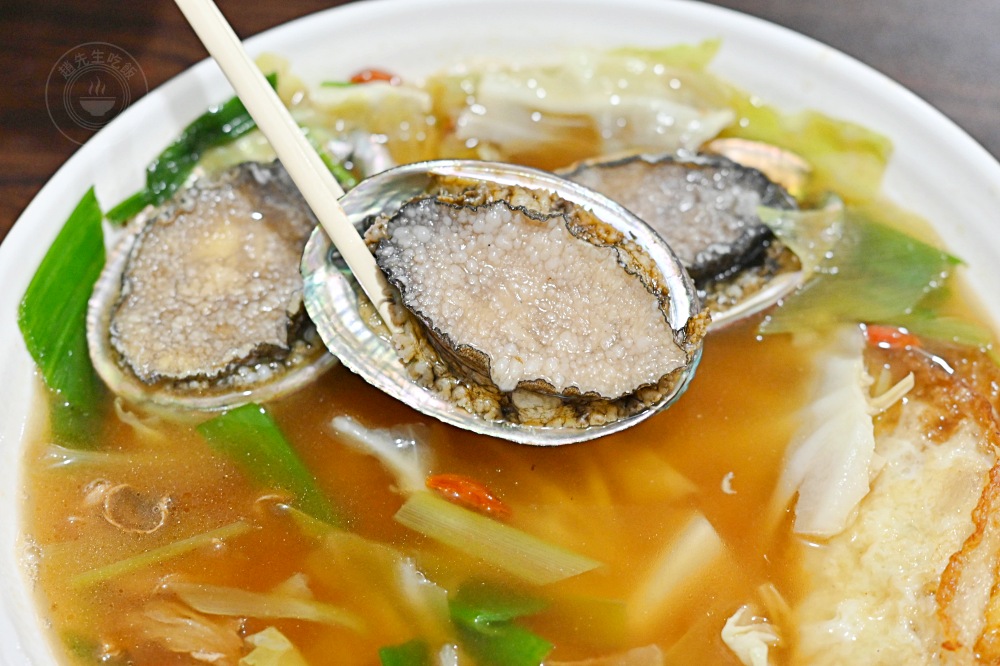 超便宜又好吃的海產店，大家族包好幾台遊覽車來，小卷米粉還打包！ @趙先生吃飯