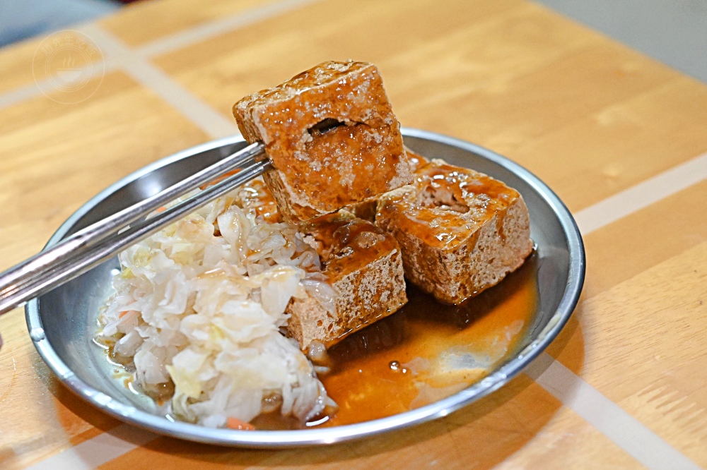 在地臭豆腐20年老店，開門就排隊，太晚來絕對賣完，外酥內香泡菜多！ @趙先生吃飯