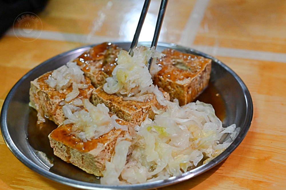 在地臭豆腐20年老店,開門就排隊,太晚來絕對賣完,外酥內香泡菜多! @趙先生吃飯 在地臭豆腐20年老店,開門就排隊,太晚來絕對賣完,外酥內香泡菜多! @趙先生吃飯