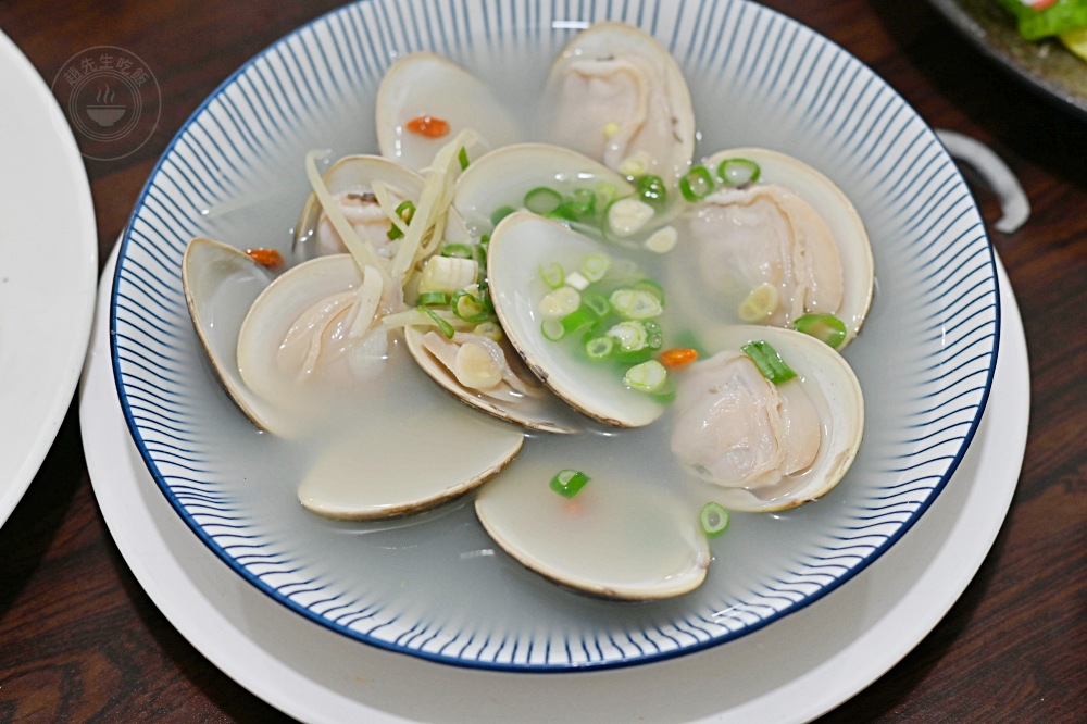 超便宜又好吃的海產店，大家族包好幾台遊覽車來，小卷米粉還打包！ @趙先生吃飯