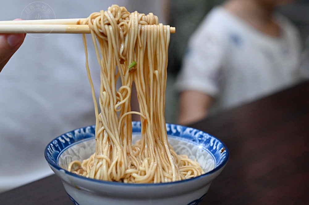 在地30年炸醬麵、麻醬麵老店，很多觀光客不知道，但在地人狂吃！ @趙先生吃飯
