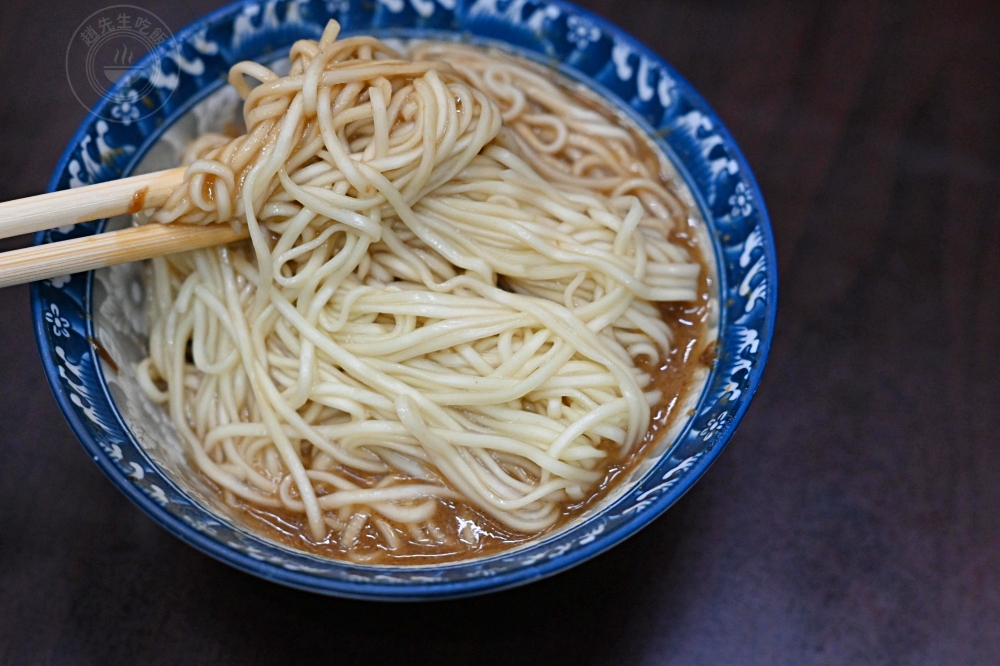 在地30年炸醬麵、麻醬麵老店，很多觀光客不知道，但在地人狂吃！ @趙先生吃飯