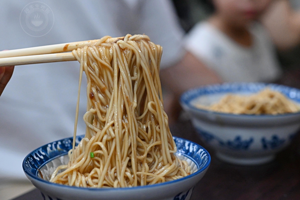 在地30年炸醬麵、麻醬麵老店，很多觀光客不知道，但在地人狂吃！ @趙先生吃飯