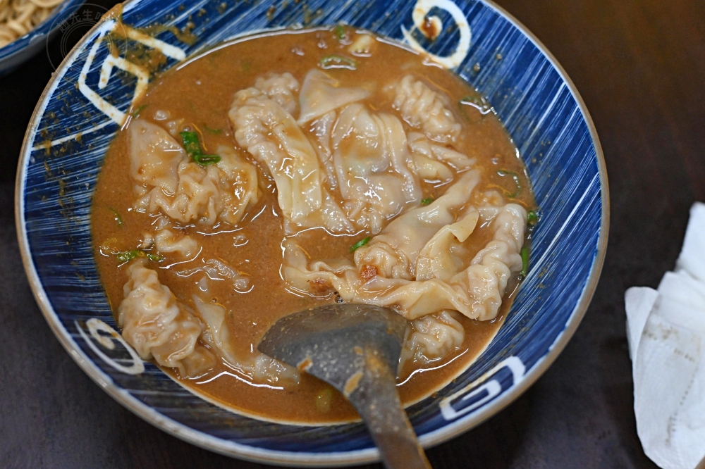 在地30年炸醬麵、麻醬麵老店，很多觀光客不知道，但在地人狂吃！ @趙先生吃飯