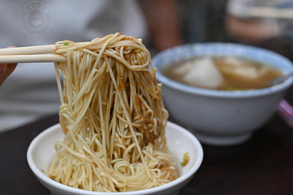 在地30年炸醬麵、麻醬麵老店，很多觀光客不知道，但在地人狂吃！ @趙先生吃飯