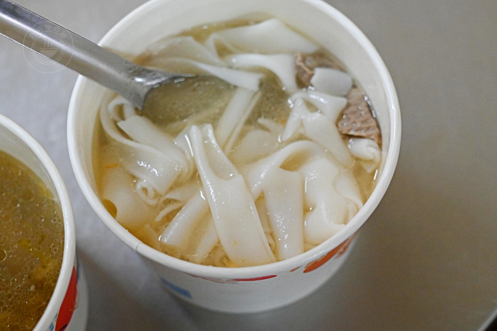 樓上住戶也不清楚，地下室是一家70年粿仔湯老店，平日下午還在客滿！ @趙先生吃飯