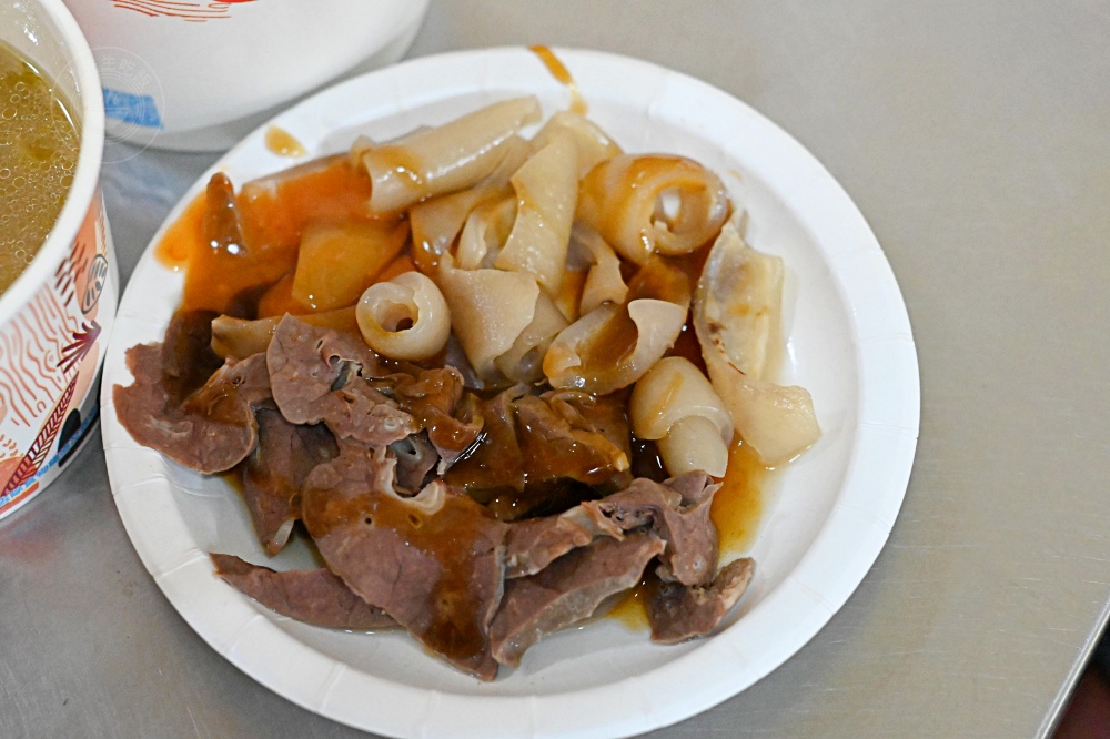 樓上住戶也不清楚，地下室是一家70年粿仔湯老店，平日下午還在客滿！ @趙先生吃飯