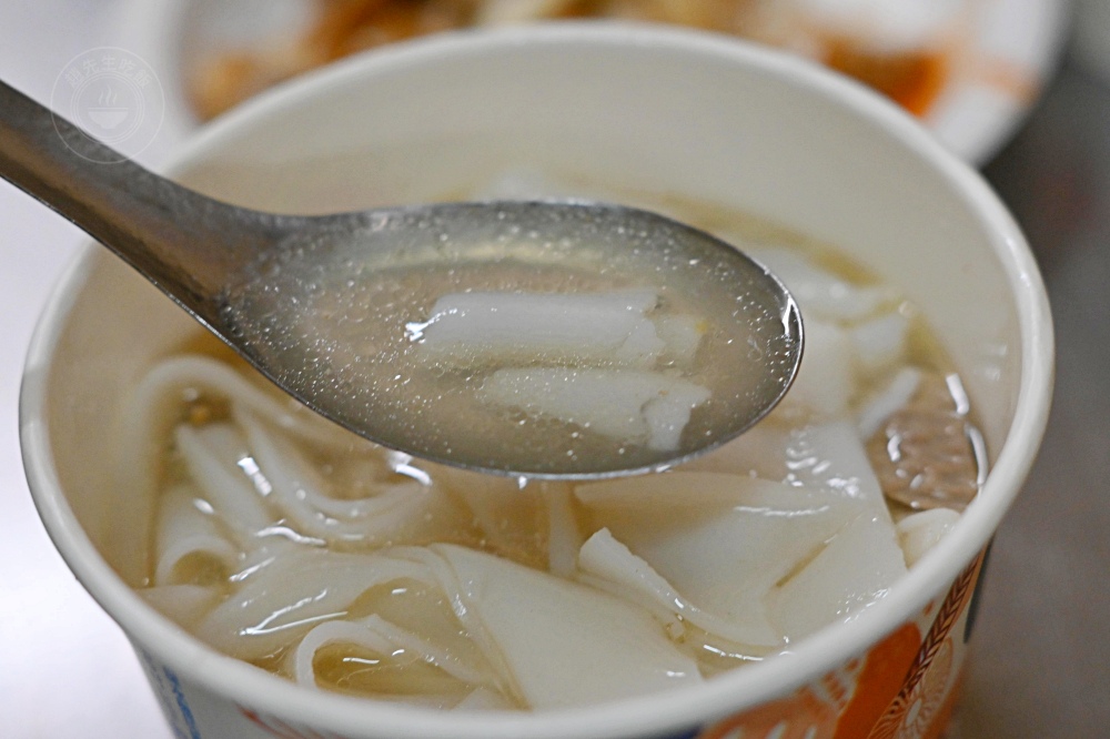 樓上住戶也不清楚，地下室是一家70年粿仔湯老店，平日下午還在客滿！ @趙先生吃飯
