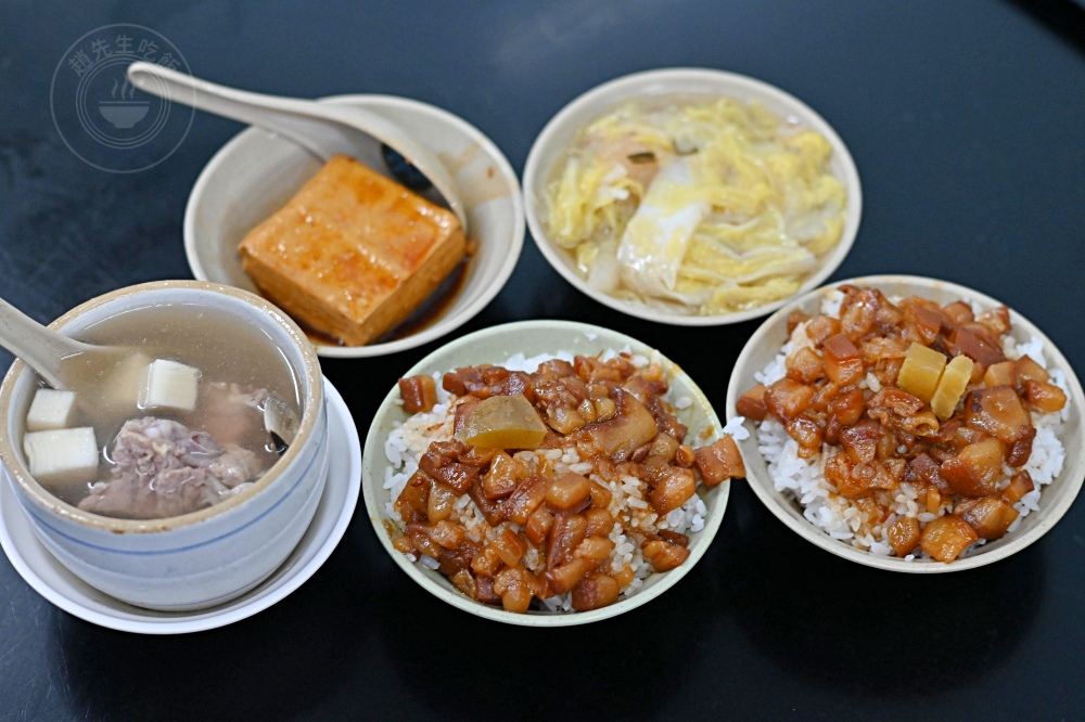 最狠雞肉飯生產線，小店面擠12個員工，雞肉飯滿到直接不給蓋子！ @趙先生吃飯