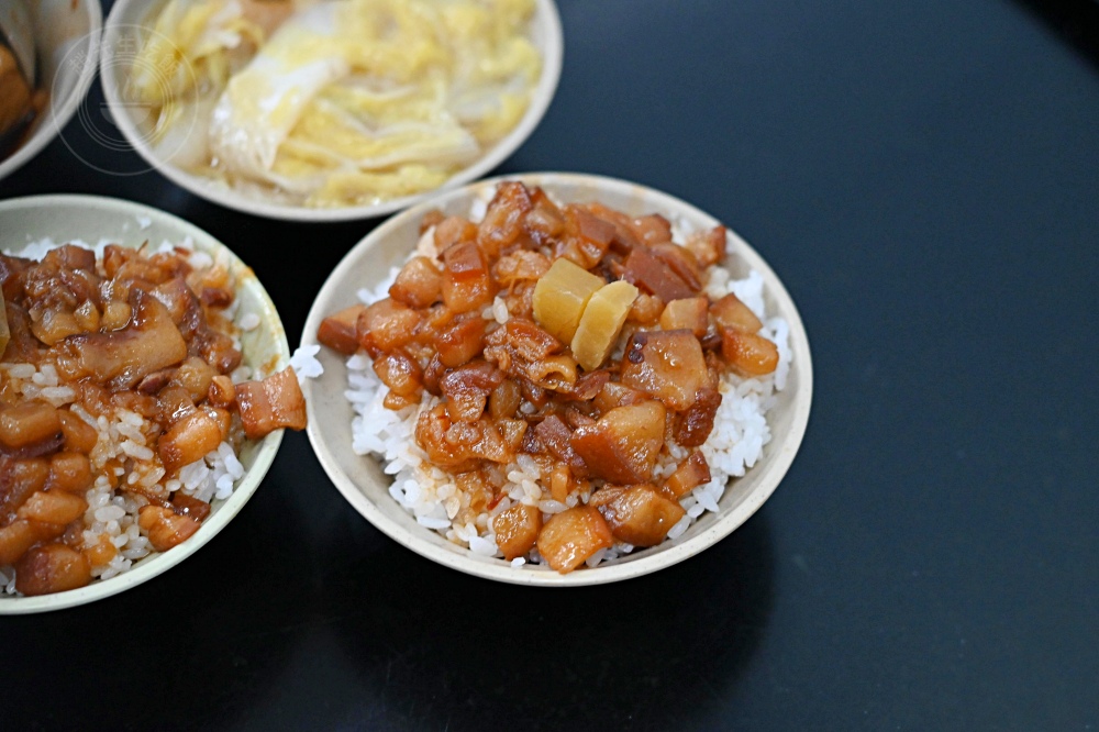 很多人邊吃邊抱怨，說這滷肉飯霸主很多越南人，去年米其林還得獎！ @趙先生吃飯