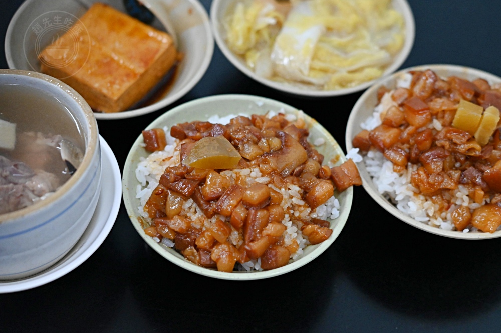 很多人邊吃邊抱怨，說這滷肉飯霸主很多越南人，去年米其林還得獎！ @趙先生吃飯