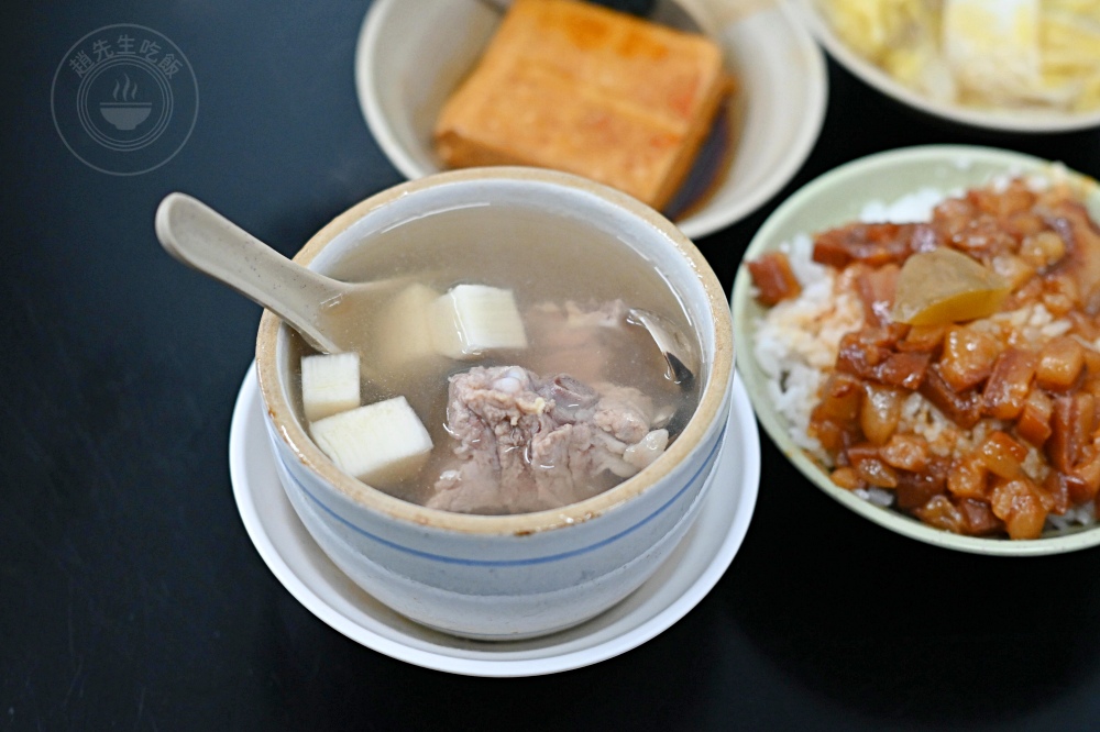 很多人邊吃邊抱怨，說這滷肉飯霸主很多越南人，去年米其林還得獎！ @趙先生吃飯