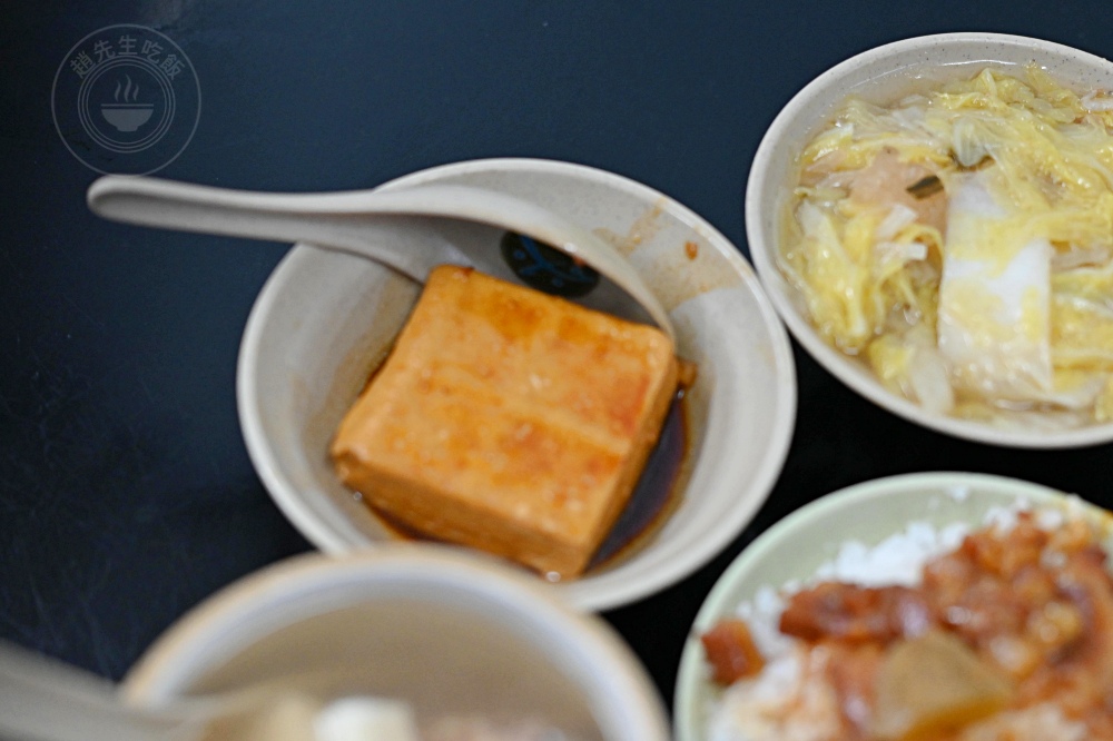 很多人邊吃邊抱怨，說這滷肉飯霸主很多越南人，去年米其林還得獎！ @趙先生吃飯