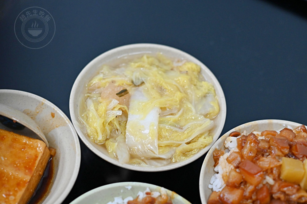 很多人邊吃邊抱怨，說這滷肉飯霸主很多越南人，去年米其林還得獎！ @趙先生吃飯