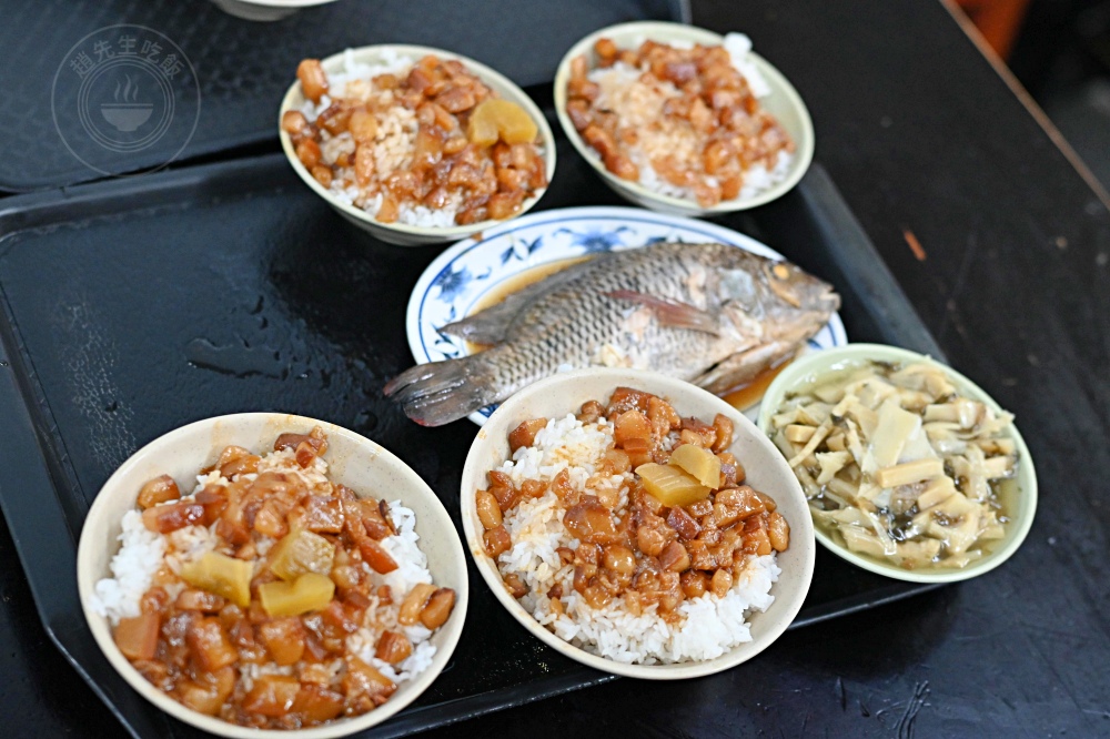 很多人邊吃邊抱怨，說這滷肉飯霸主很多越南人，去年米其林還得獎！ @趙先生吃飯