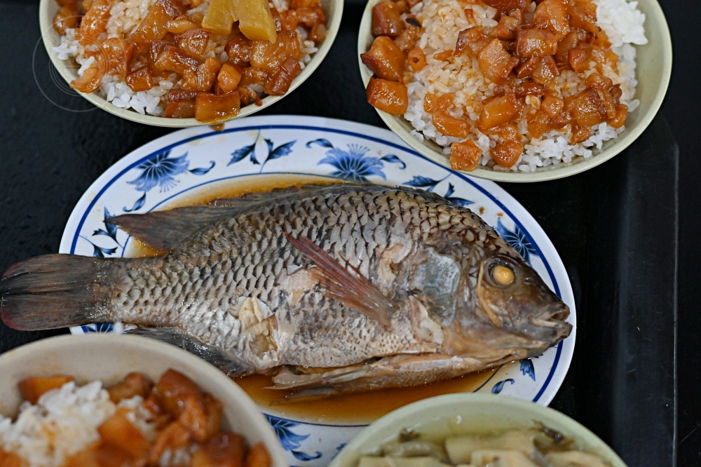 很多人邊吃邊抱怨，說這滷肉飯霸主很多越南人，去年米其林還得獎！ @趙先生吃飯