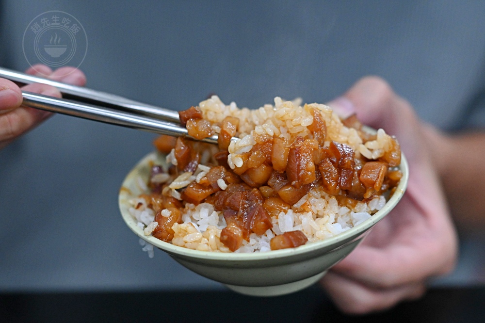 很多人邊吃邊抱怨，說這滷肉飯霸主很多越南人，去年米其林還得獎！ @趙先生吃飯