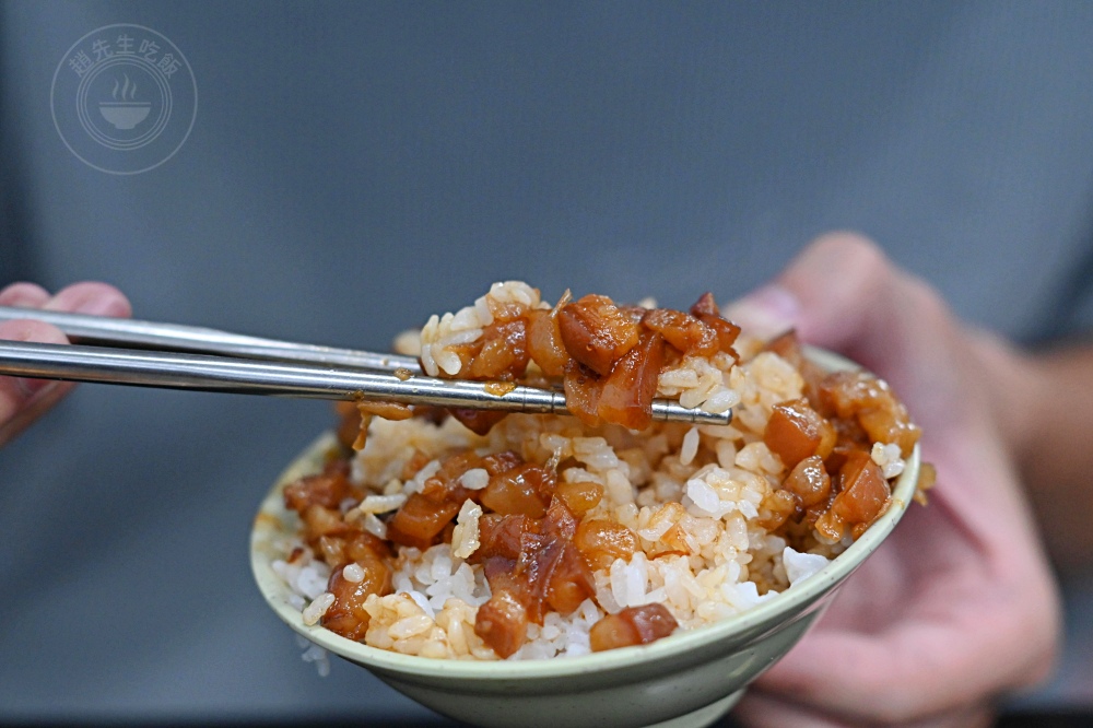 很多人邊吃邊抱怨，說這滷肉飯霸主很多越南人，去年米其林還得獎！ @趙先生吃飯