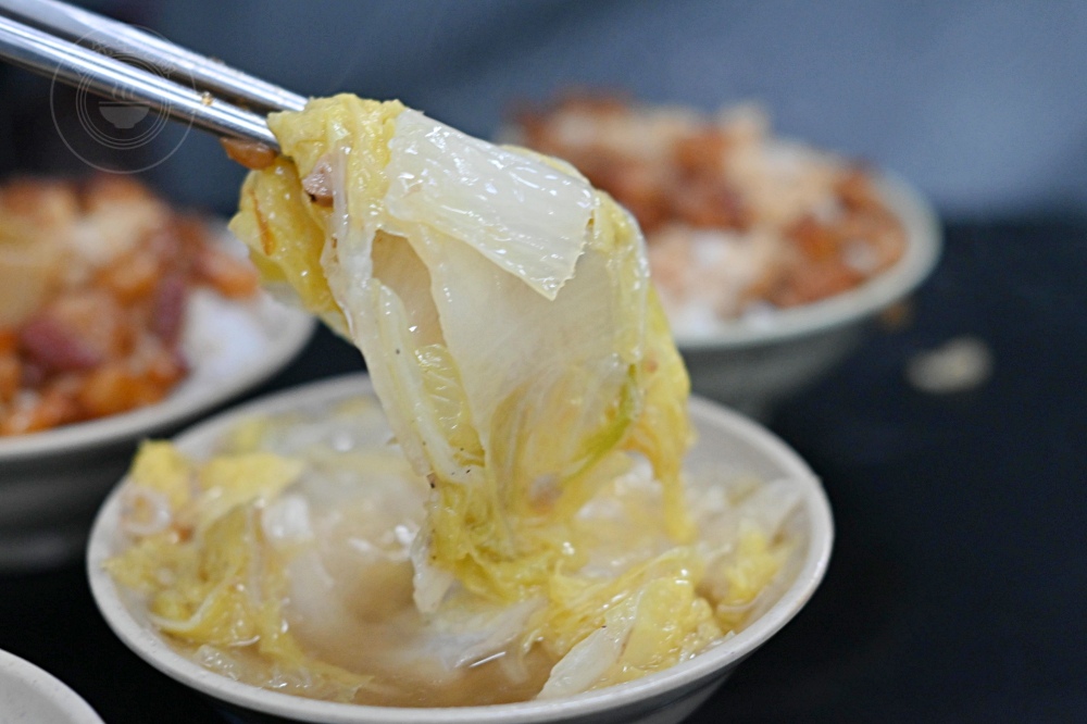 很多人邊吃邊抱怨，說這滷肉飯霸主很多越南人，去年米其林還得獎！ @趙先生吃飯