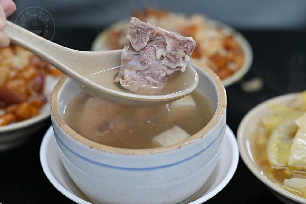 很多人邊吃邊抱怨，說這滷肉飯霸主很多越南人，去年米其林還得獎！ @趙先生吃飯