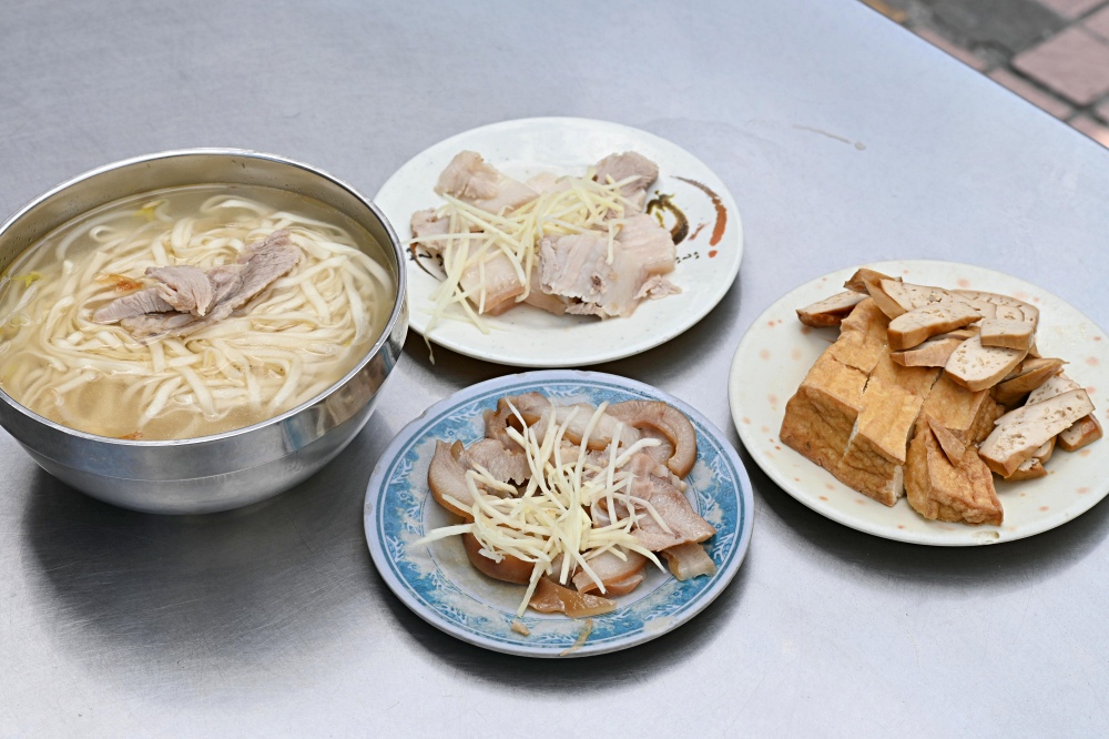 古早味陽春麵加上兩肉片,竟然只要25元,每天一開門就爆滿! @趙先生吃飯 古早味陽春麵加上兩肉片,竟然只要25元,每天一開門就爆滿! @趙先生吃飯