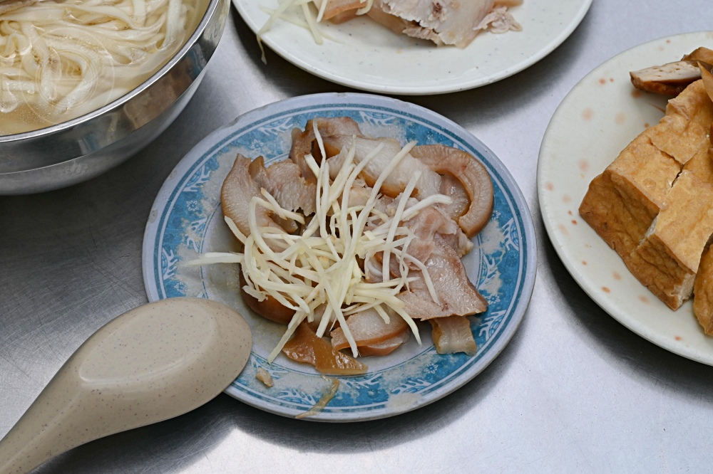古早味陽春麵加上兩肉片,竟然只要25元,每天一開門就爆滿! @趙先生吃飯 古早味陽春麵加上兩肉片,竟然只要25元,每天一開門就爆滿! @趙先生吃飯