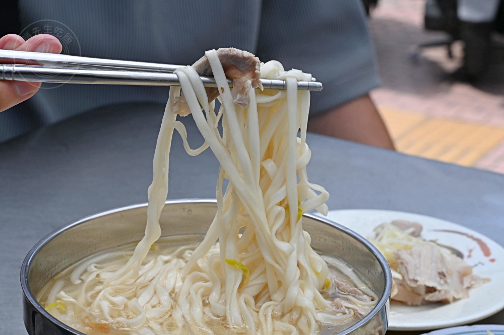 古早味陽春麵加上兩肉片，竟然只要25元，每天一開門就爆滿！ @趙先生吃飯