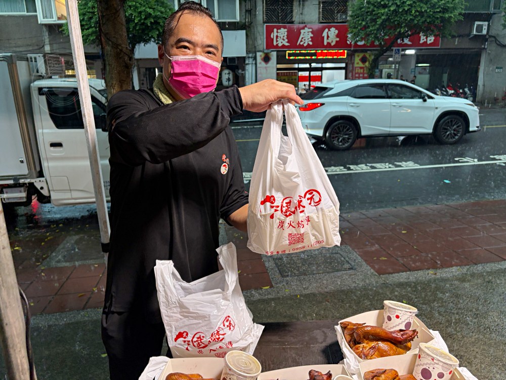一半人不知道這家烤雞現場絕對買不到，出爐前早就都被訂完了！ @趙先生吃飯