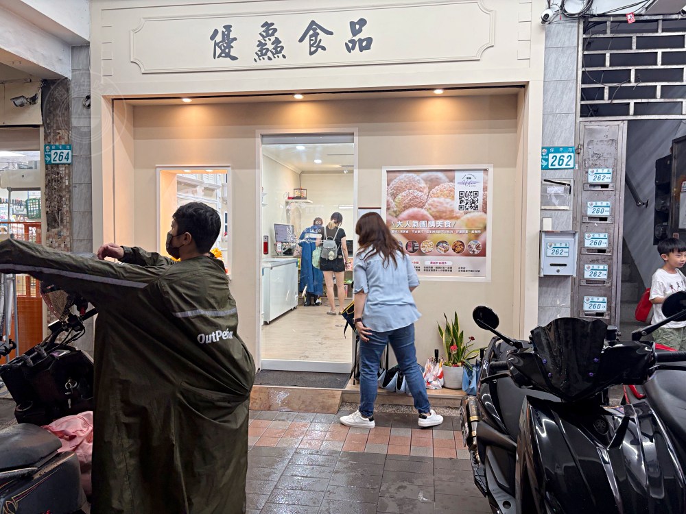 一半人不知道這家烤雞現場絕對買不到，出爐前早就都被訂完了！ @趙先生吃飯