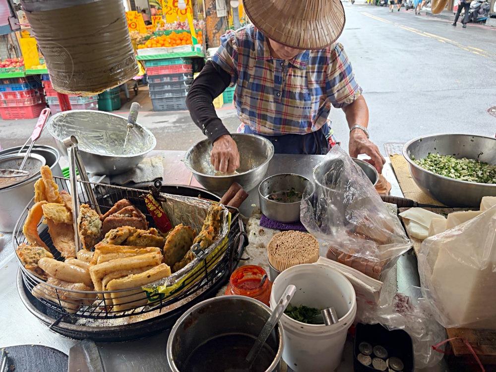 阿嬤的炸物攤老店，50元就一大堆，蘿蔔糕、米腸、蚵仔嗲好吃又便宜！ @趙先生吃飯