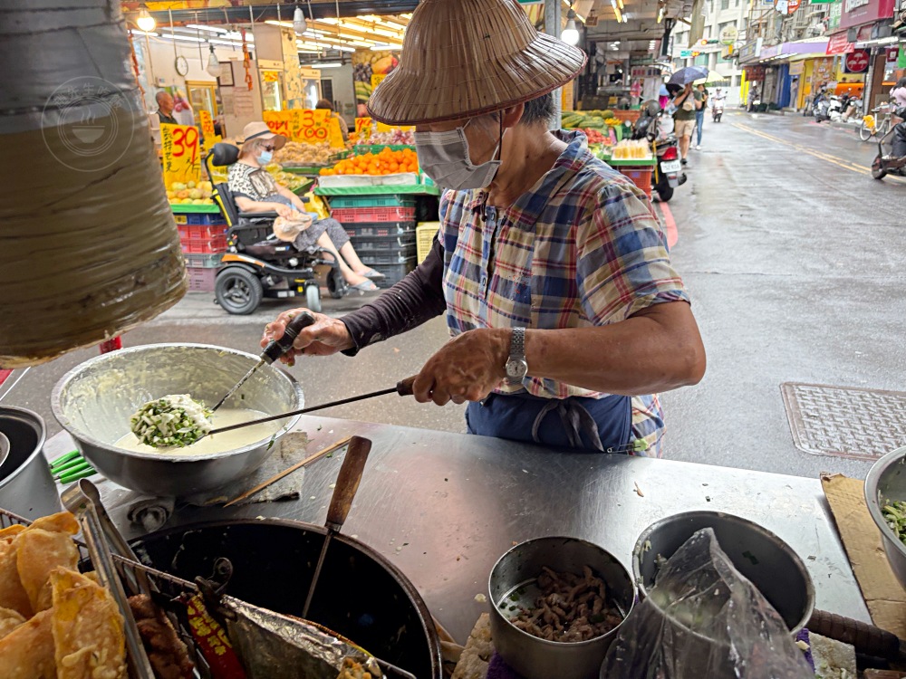 阿嬤的炸物攤老店，50元就一大堆，蘿蔔糕、米腸、蚵仔嗲好吃又便宜！ @趙先生吃飯