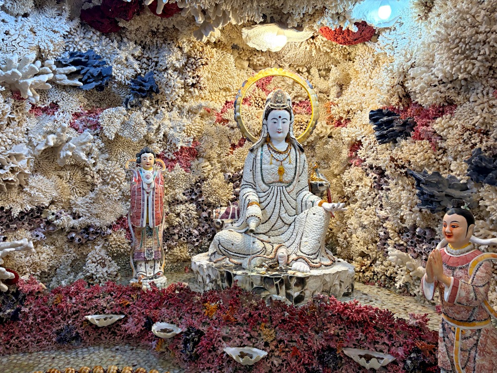 超美海底龍宮就在台灣，很多遊覽車包團過來，全部都是珊瑚貝殼打造！ @趙先生吃飯