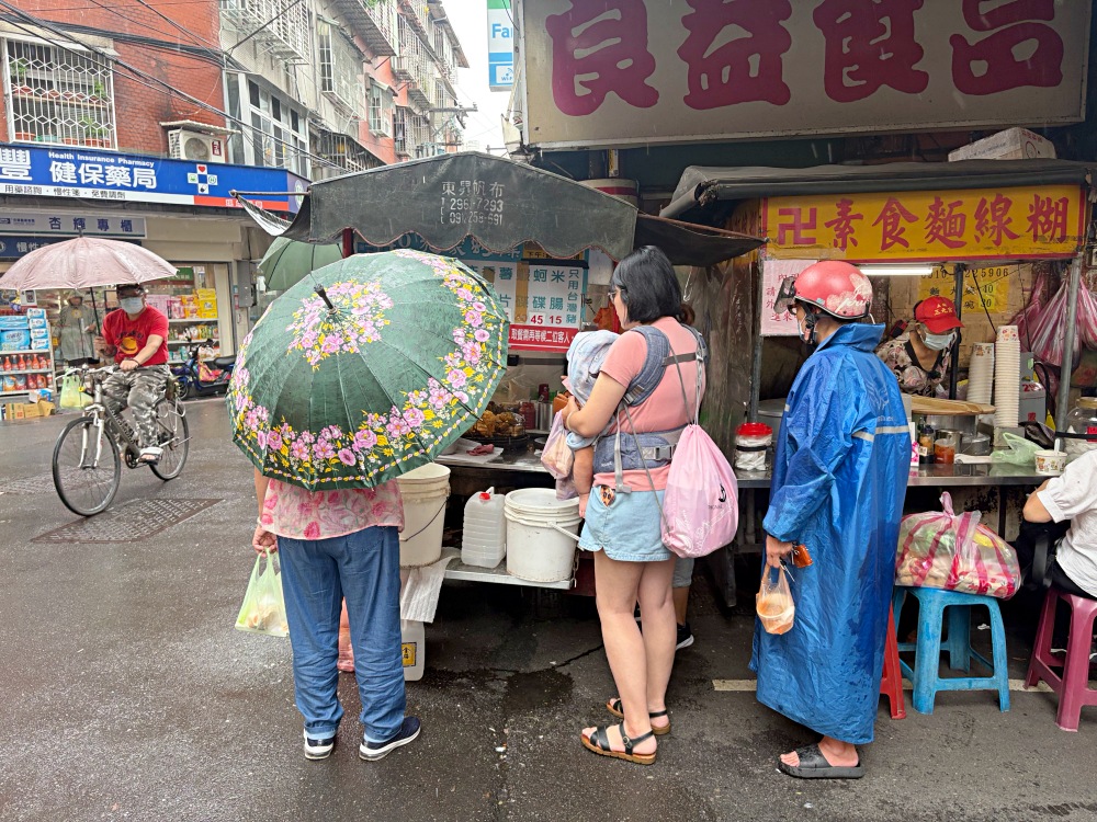 阿嬤的炸物攤老店，50元就一大堆，蘿蔔糕、米腸、蚵仔嗲好吃又便宜！ @趙先生吃飯