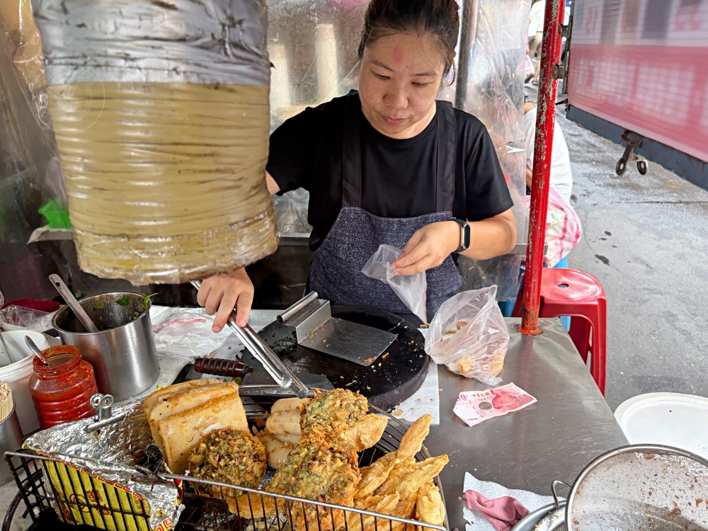 阿嬤的炸物攤老店，50元就一大堆，蘿蔔糕、米腸、蚵仔嗲好吃又便宜！ @趙先生吃飯