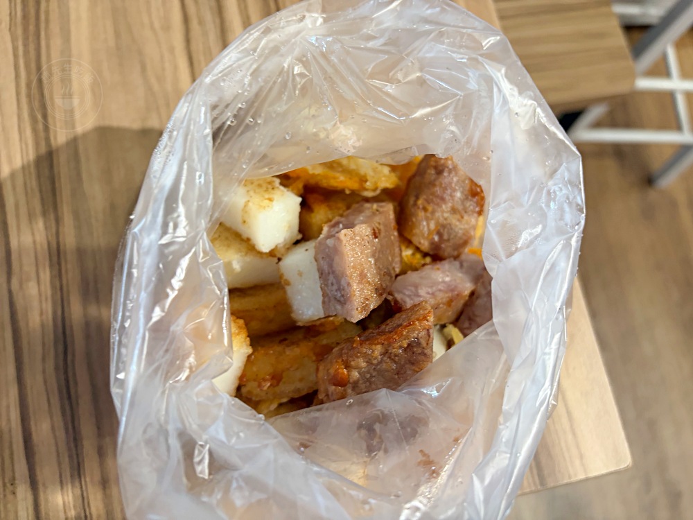 阿嬤的炸物攤老店，50元就一大堆，蘿蔔糕、米腸、蚵仔嗲好吃又便宜！ @趙先生吃飯