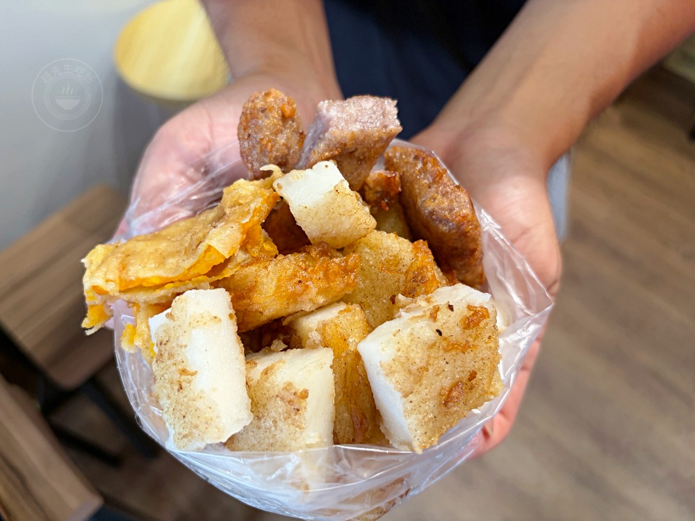 阿嬤的炸物攤老店，50元就一大堆，蘿蔔糕、米腸、蚵仔嗲好吃又便宜！ @趙先生吃飯