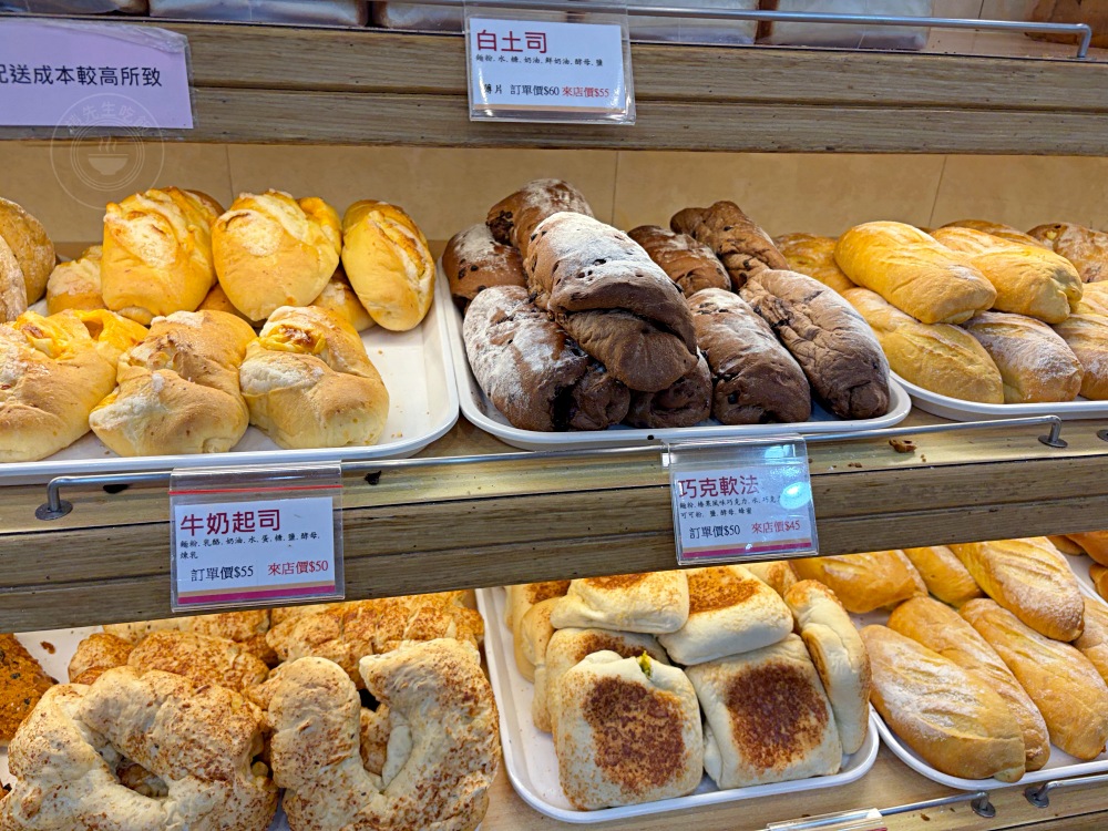 最狂麵包店，麵包還沒上架就被搶完，每個人進來都是一大盤狂買！ @趙先生吃飯