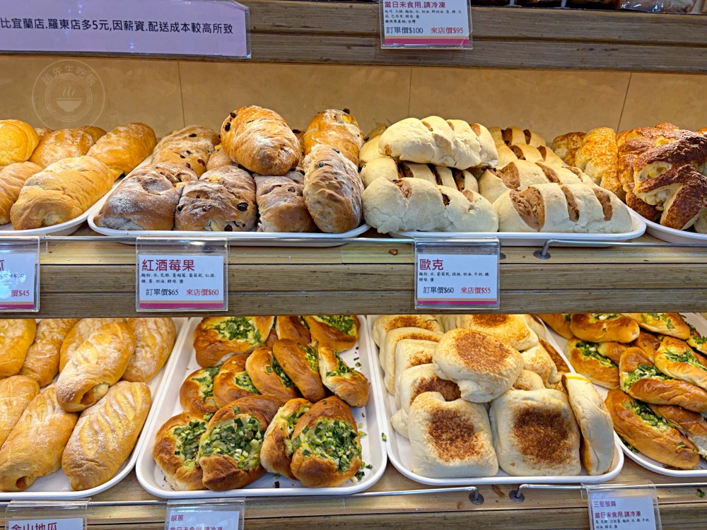 最狂麵包店，麵包還沒上架就被搶完，每個人進來都是一大盤狂買！ @趙先生吃飯