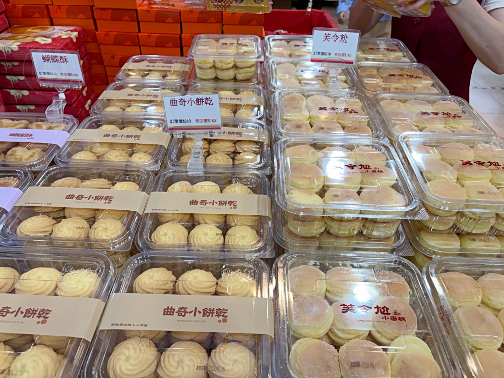 最狂麵包店，麵包還沒上架就被搶完，每個人進來都是一大盤狂買！ @趙先生吃飯