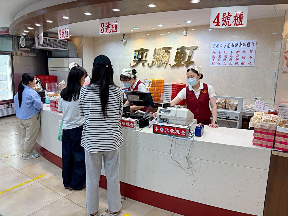 最狂麵包店，麵包還沒上架就被搶完，每個人進來都是一大盤狂買！ @趙先生吃飯