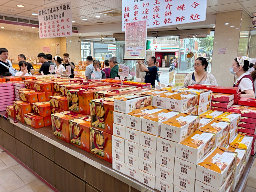 最狂麵包店，麵包還沒上架就被搶完，每個人進來都是一大盤狂買！ @趙先生吃飯