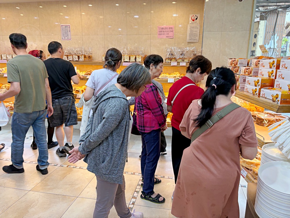 最狂麵包店，麵包還沒上架就被搶完，每個人進來都是一大盤狂買！ @趙先生吃飯