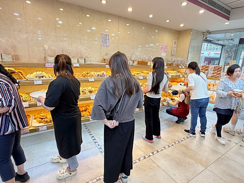 最狂麵包店，麵包還沒上架就被搶完，每個人進來都是一大盤狂買！ @趙先生吃飯
