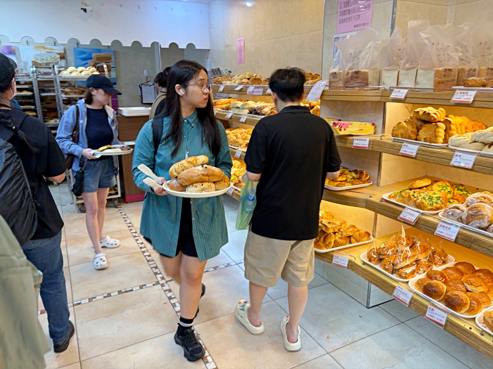 最狂麵包店，麵包還沒上架就被搶完，每個人進來都是一大盤狂買！ @趙先生吃飯