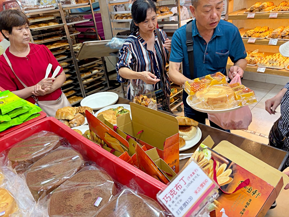 最狂麵包店，麵包還沒上架就被搶完，每個人進來都是一大盤狂買！ @趙先生吃飯