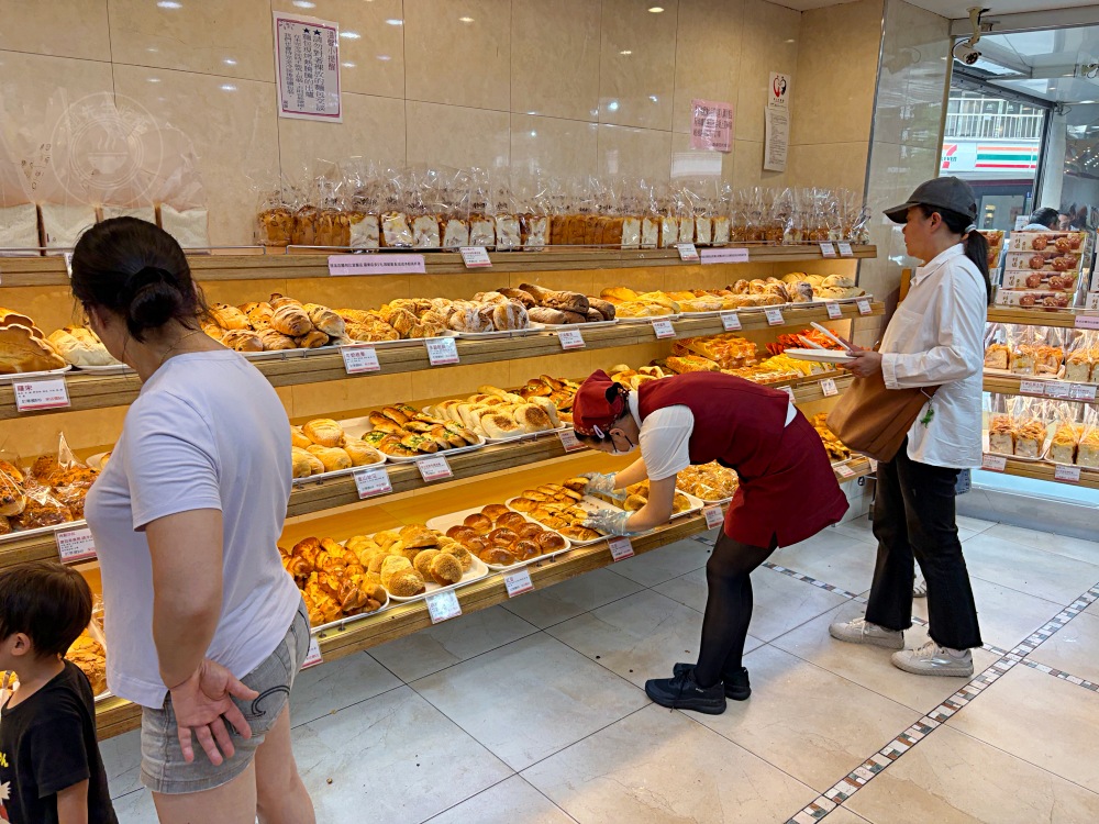 最狂麵包店，麵包還沒上架就被搶完，每個人進來都是一大盤狂買！ @趙先生吃飯