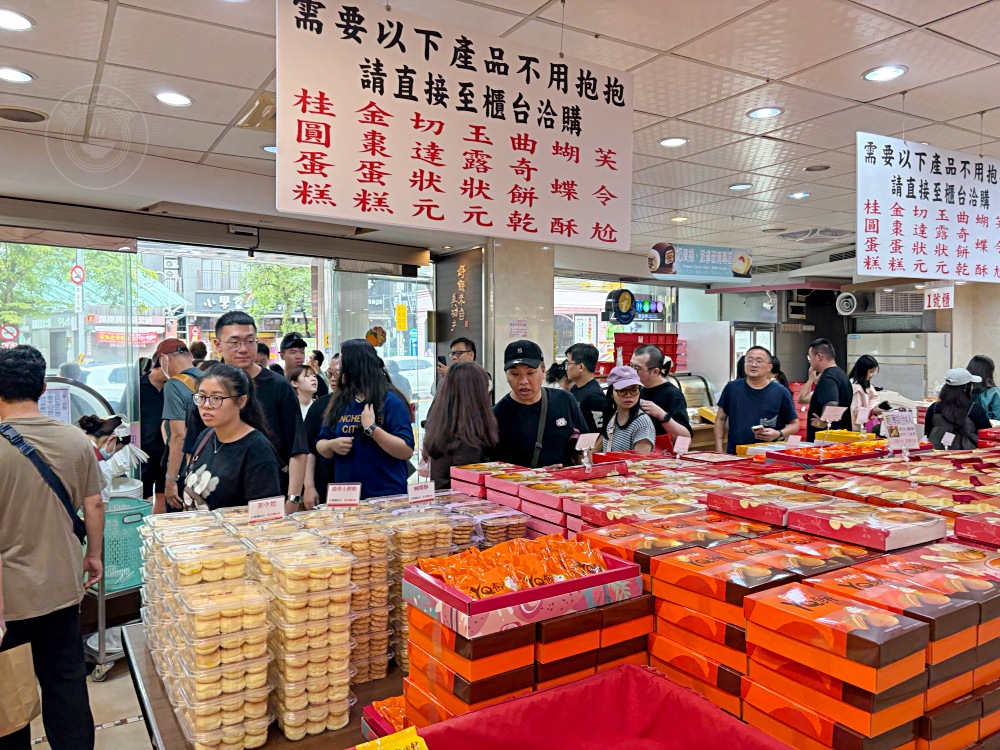 最狂麵包店，麵包還沒上架就被搶完，每個人進來都是一大盤狂買！ @趙先生吃飯